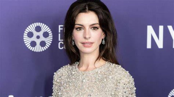 Are Anne Hathaway and Julia Roberts related? 1 Anne Hathaway