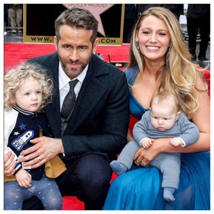 Does Ryan Reynolds have sisters?