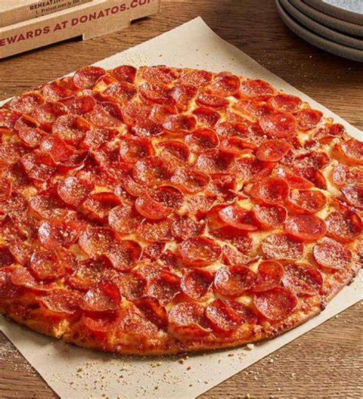 How many does a large donatos pizza feed