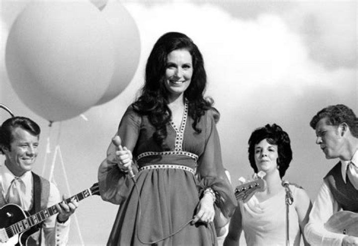 Is Loretta Lynn still alive today? 1 Loretta Lynn