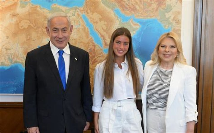What does Noa Netanyahu-Roth do for a living?